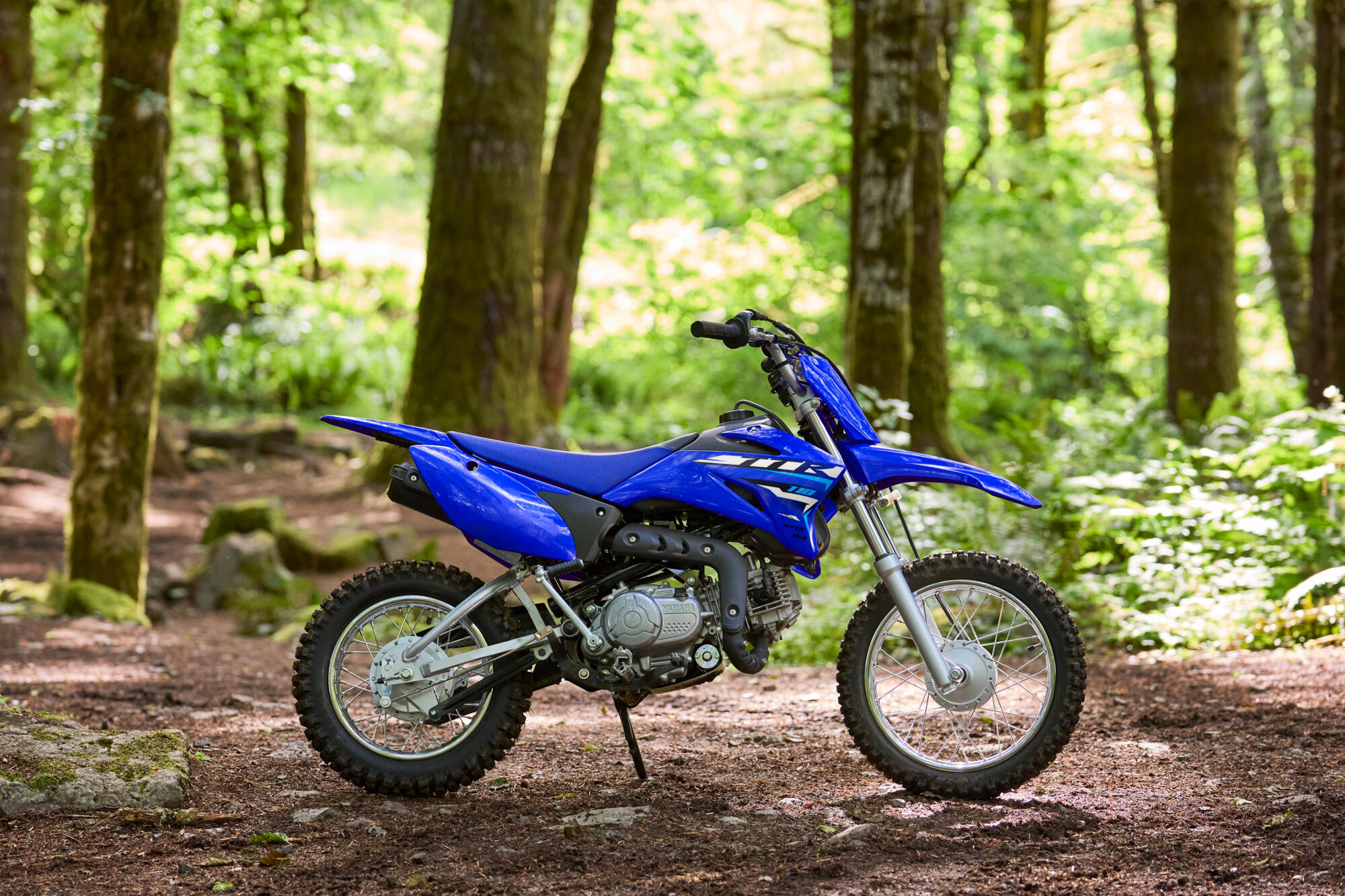 Cilindru înclinat în față și eșapament de nivel superior