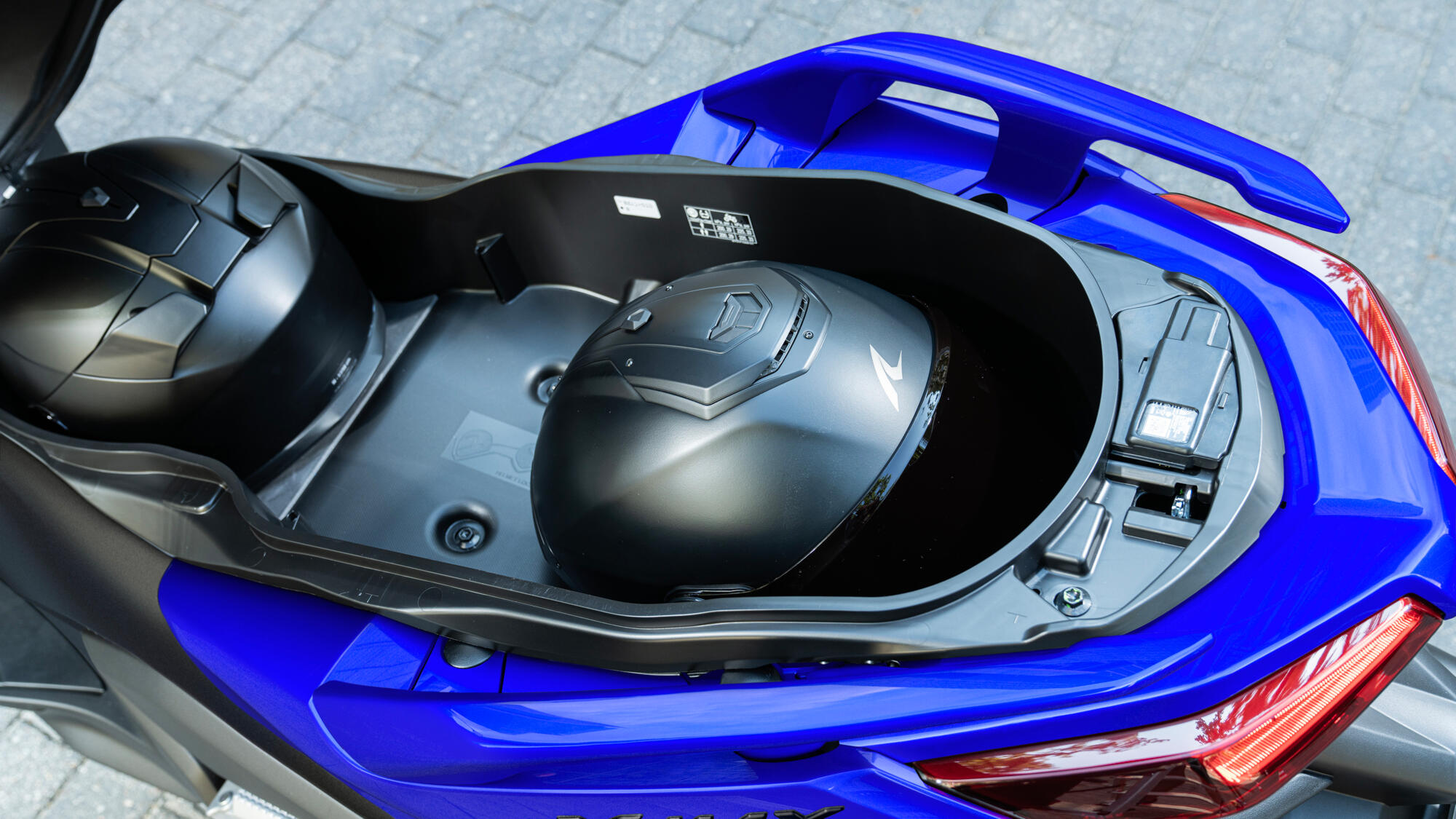 Spațiu de depozitare pentru 2 căști