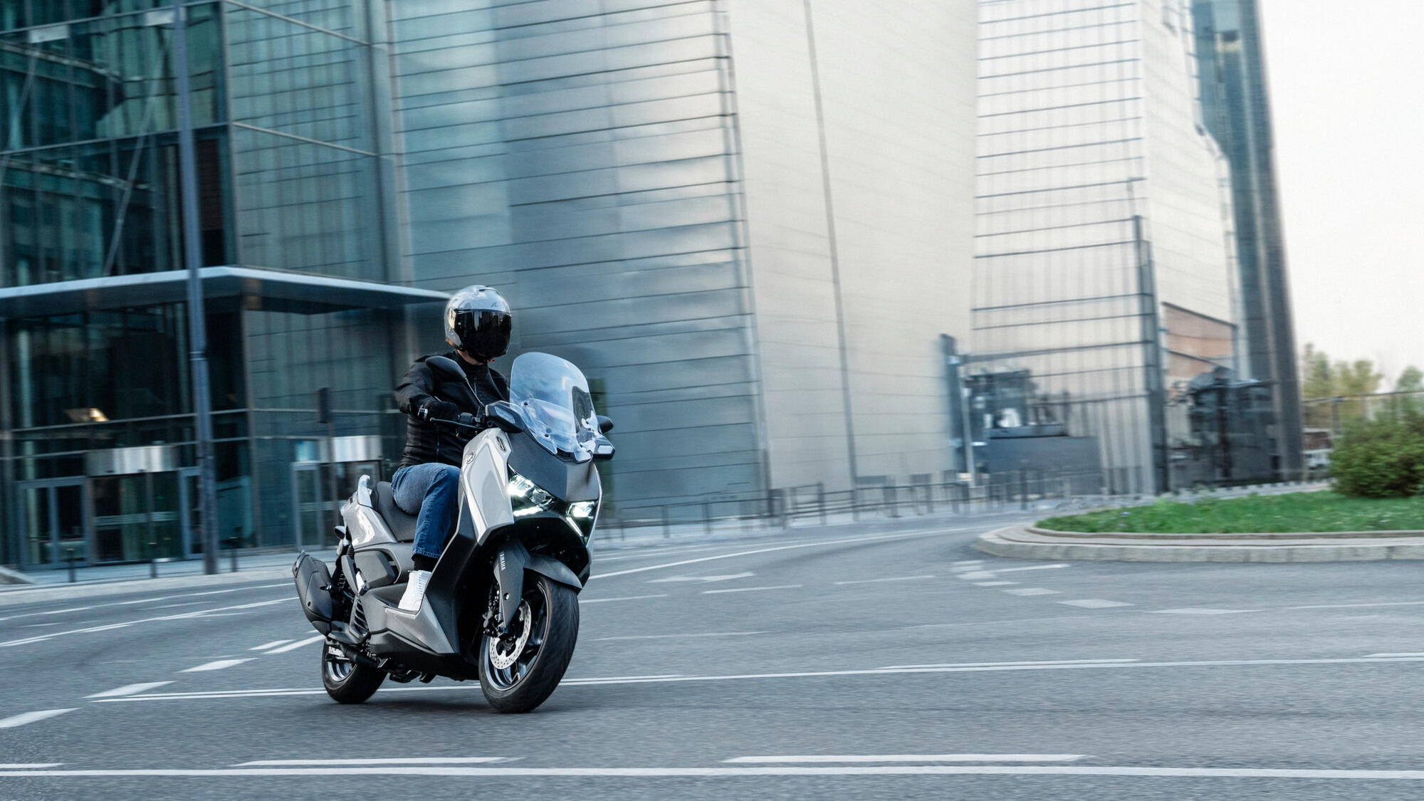 2026 Yamaha XMAX125ASP EU Ceramic Grey Action 002 03