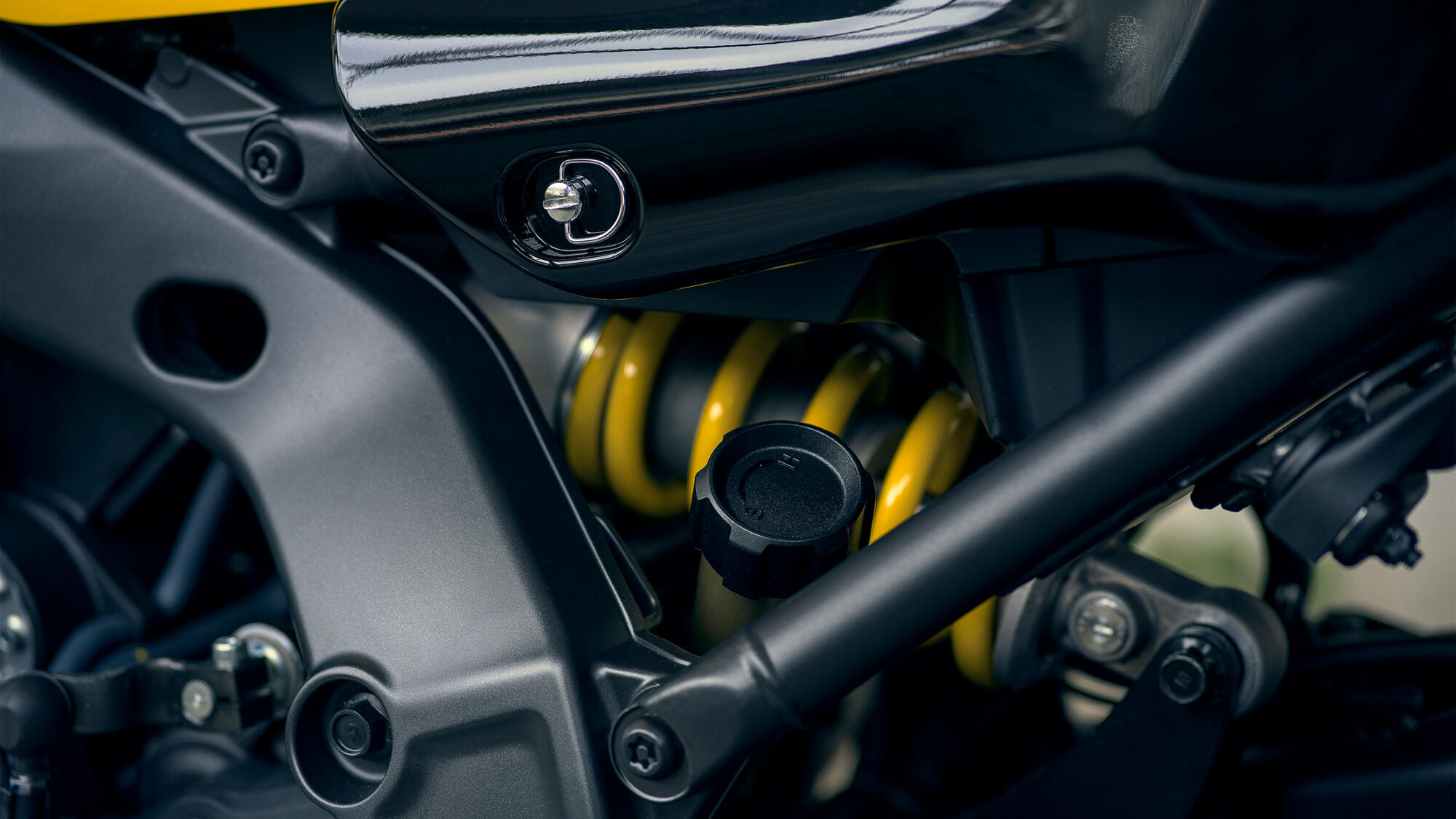 Suspensii KYB față și spate complet reglabile, de înaltă calitate