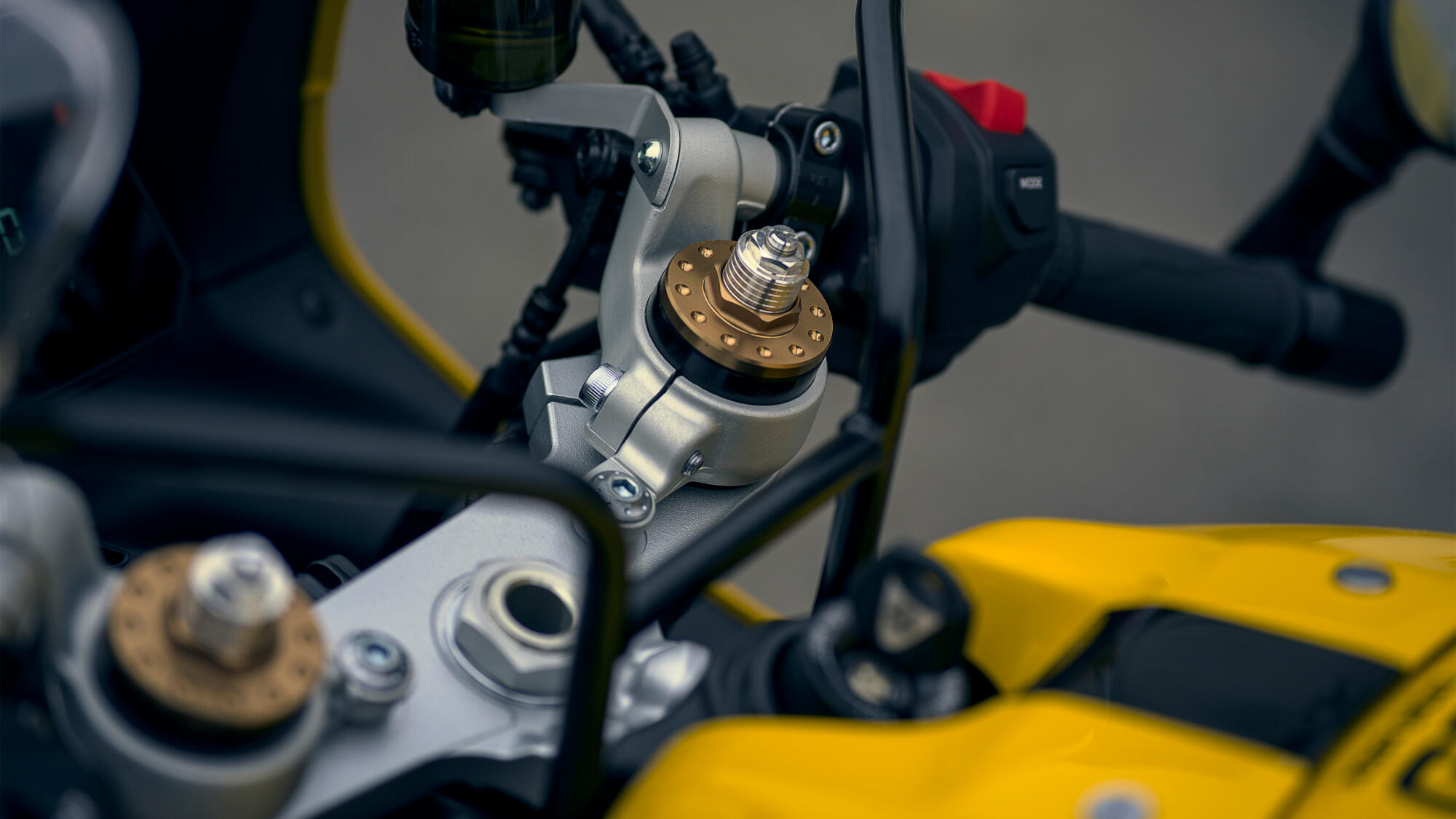 Clemă cu ridicare pe ghidon, deasupra jugului superior, pentru pilotaj sportiv și confort pe șosea