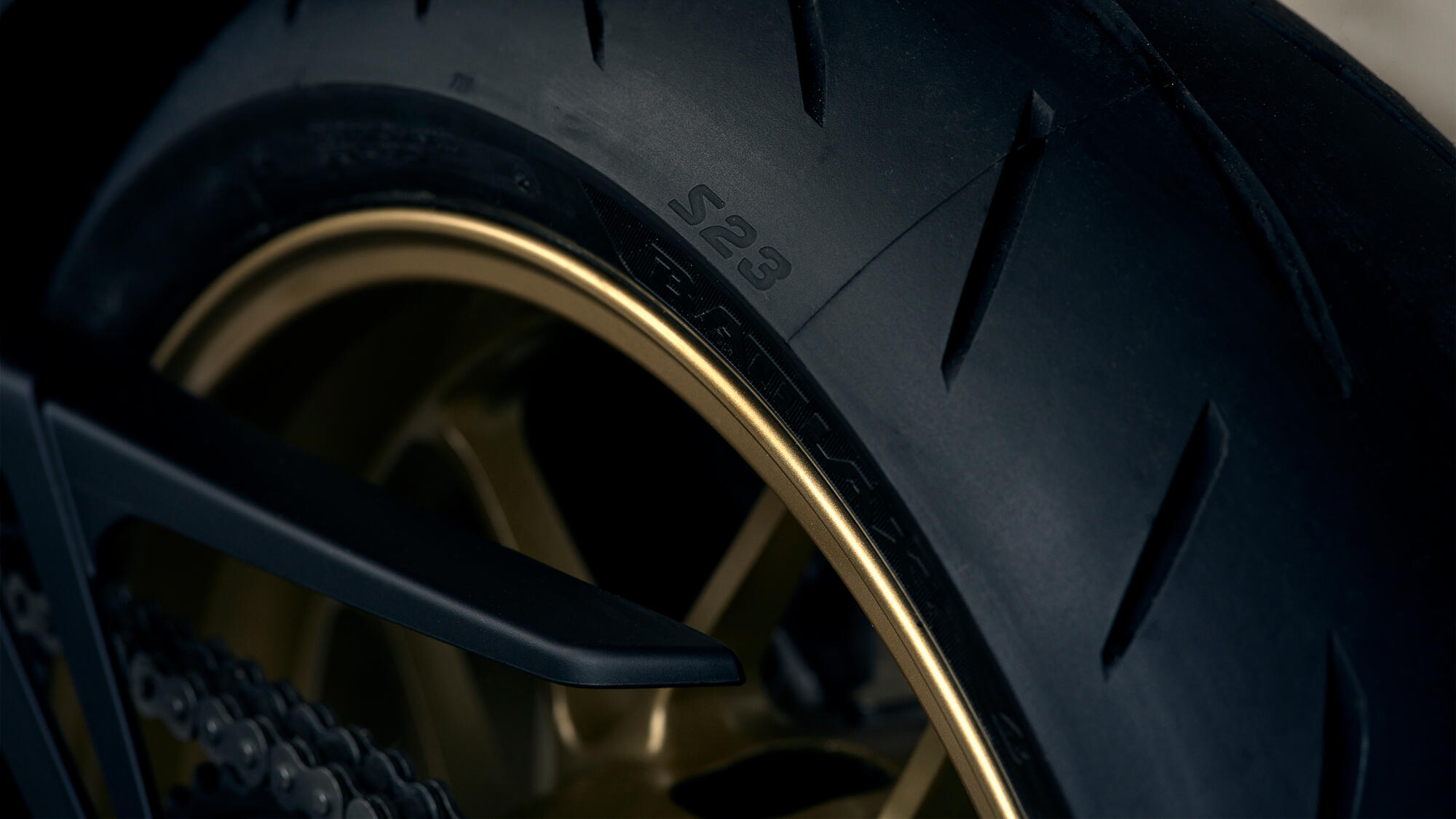 Roți Yamaha SpinForged echipate cu anvelope Bridgestone Battlax Hypersport S23