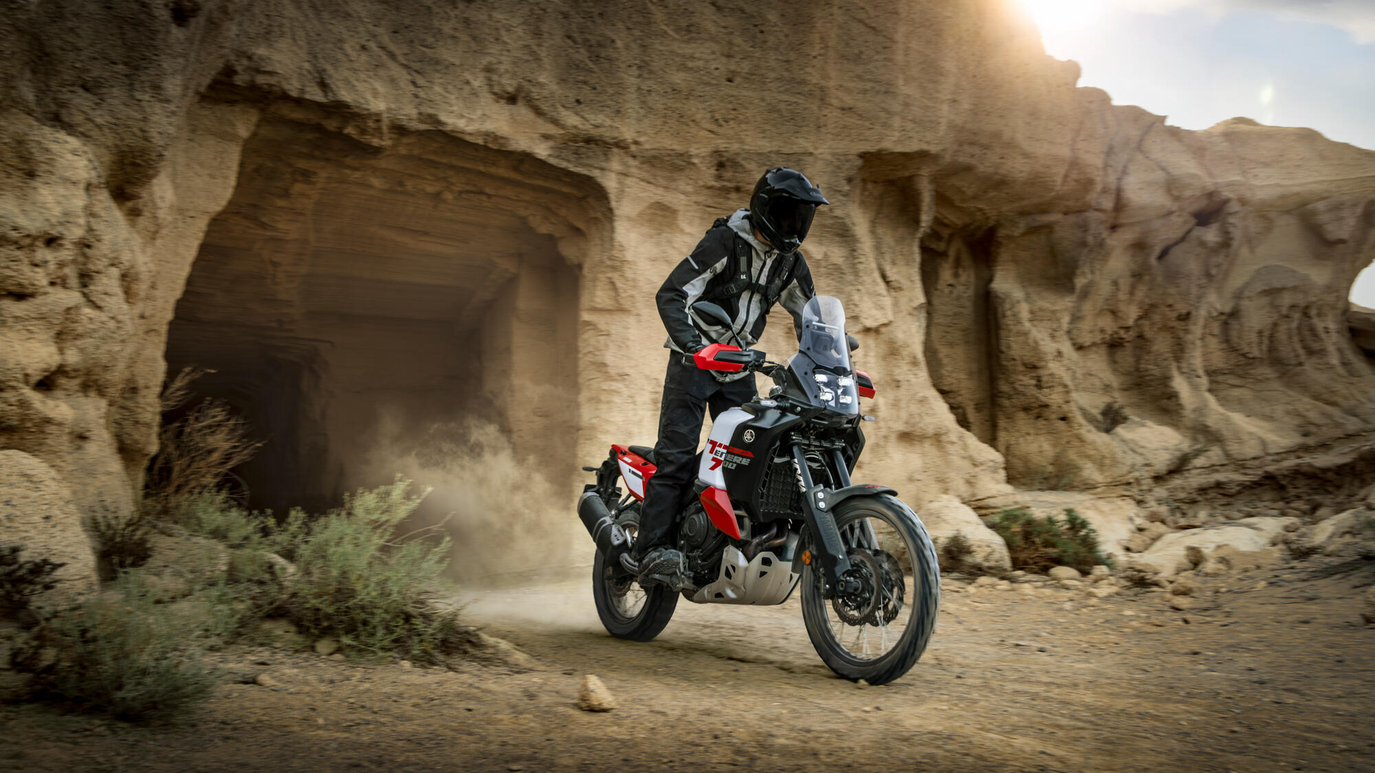 2026-Yamaha-XTZ700D-EU-Redline_White-Action-008-03.jpg