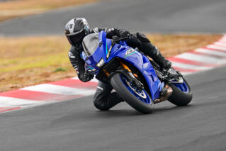 2026 Yamaha YZF700R7 EU Icon Blue Action 002 03