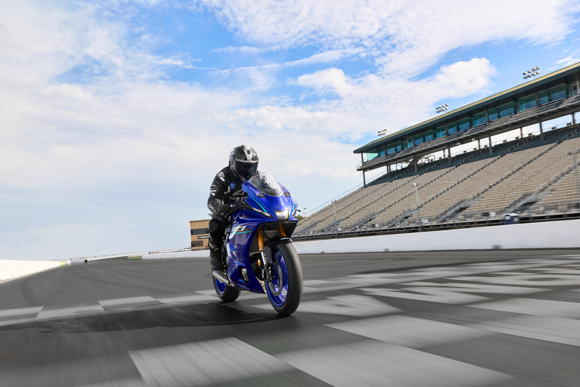 2026 Yamaha YZF700R7 EU Icon Blue Action 003 03