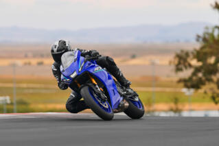 2026 Yamaha YZF700R7 EU Icon Blue Action 004 03
