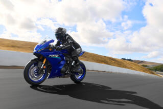 2026 Yamaha YZF700R7 EU Icon Blue Action 005 03
