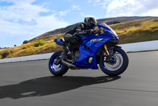 2026 Yamaha YZF700R7 EU Icon Blue Action 006 03