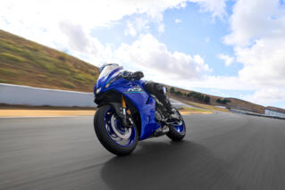 2026 Yamaha YZF700R7 EU Icon Blue Action 007 03