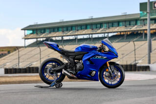 2026 Yamaha YZF700R7 EU Icon Blue Static 001 03