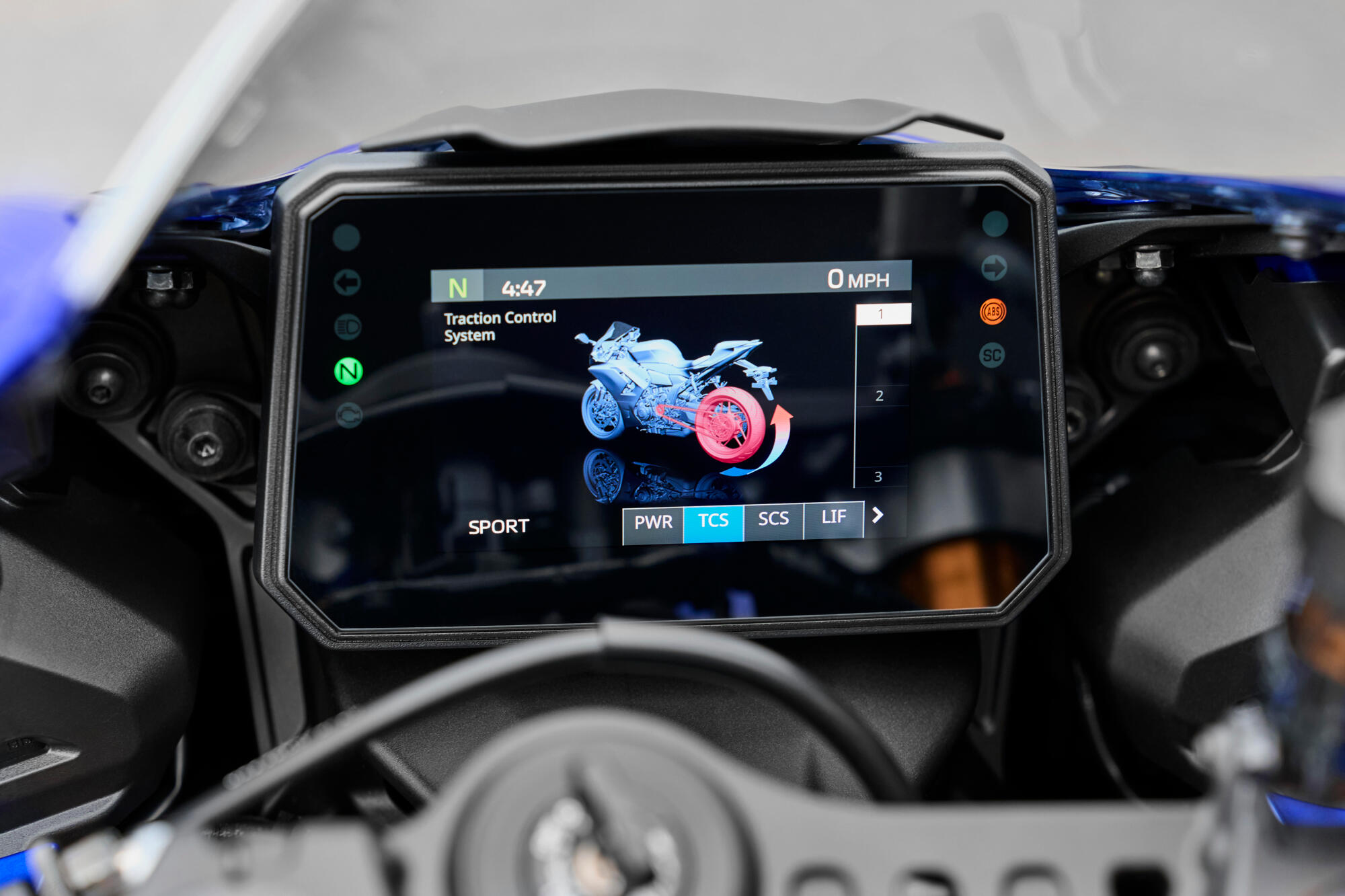 Pomagala za vozača osjetljiva na naginjanje, uključujući nadzor vuče, nadzor proklizavanja i kočenja