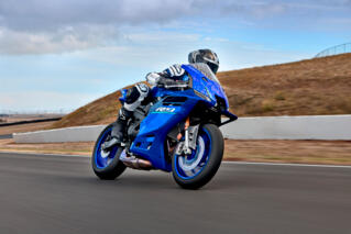 2026 Yamaha YZF900R9 EU Icon Blue Action 001 03