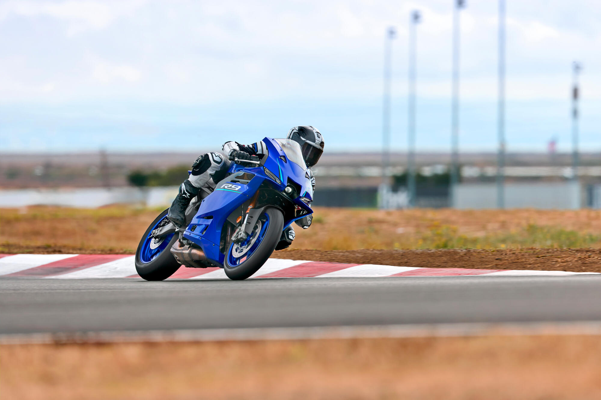 2026 Yamaha YZF900R9 EU Icon Blue Action 002 03