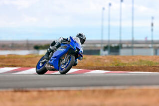 2026 Yamaha YZF900R9 EU Icon Blue Action 002 03