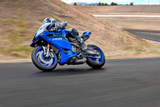 2026 Yamaha YZF900R9 EU Icon Blue Action 003 03