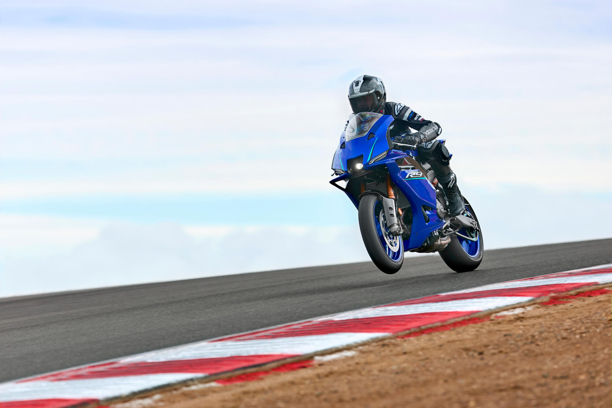 2026 Yamaha YZF900R9 EU Icon Blue Action 004 03
