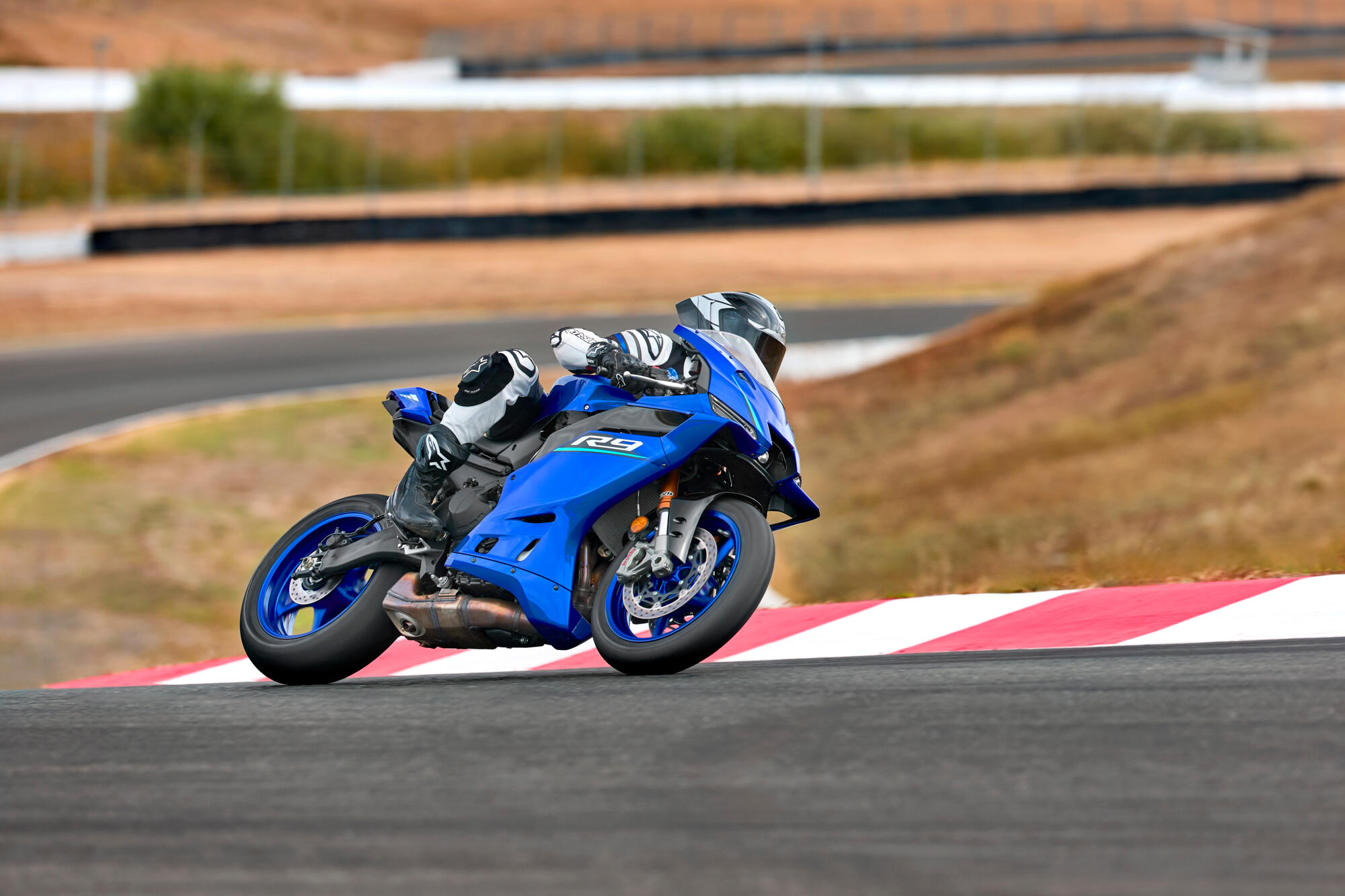 2026 Yamaha YZF900R9 EU Icon Blue Action 005 03