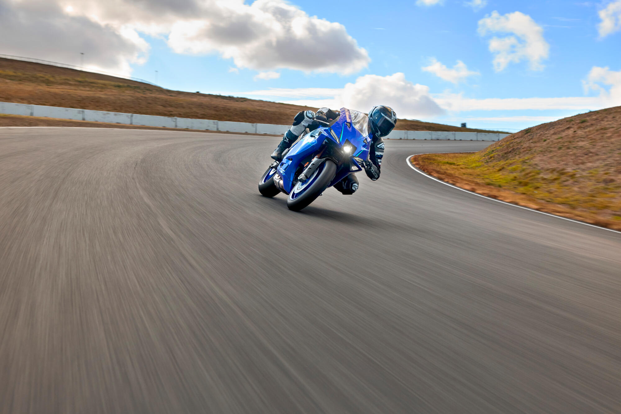 2026 Yamaha YZF900R9 EU Icon Blue Action 006 03
