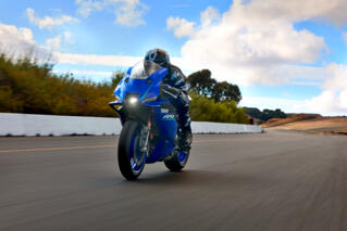 2026 Yamaha YZF900R9 EU Icon Blue Action 007 03