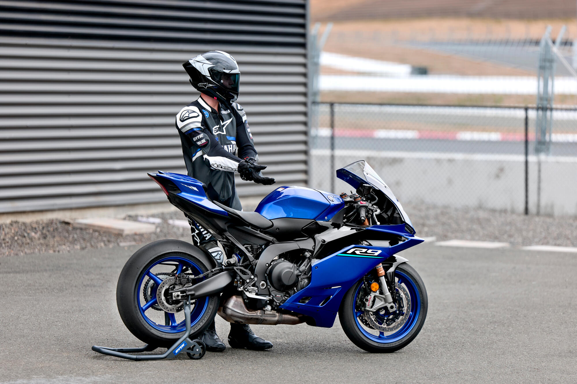2026 Yamaha YZF900R9 EU Icon Blue Static 002 03