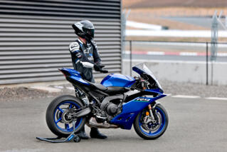 2026 Yamaha YZF900R9 EU Icon Blue Static 002 03