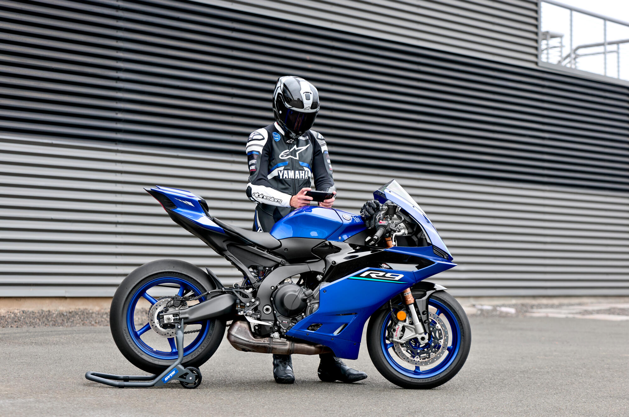 2026 Yamaha YZF900R9 EU Icon Blue Static 003 03