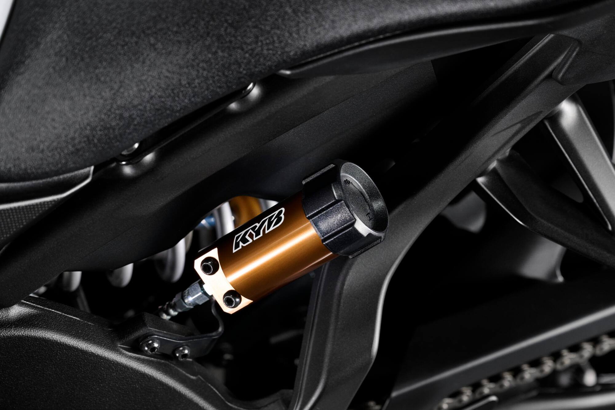 Ny generasjon KYB fullt justerbar fjæring