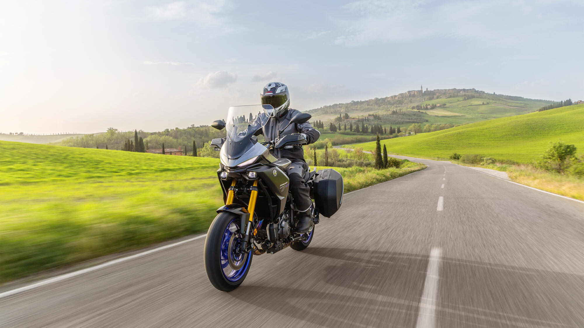2025-Yamaha-MT07TRGT-EU-Icon_Performance-Action-002-03.jpg