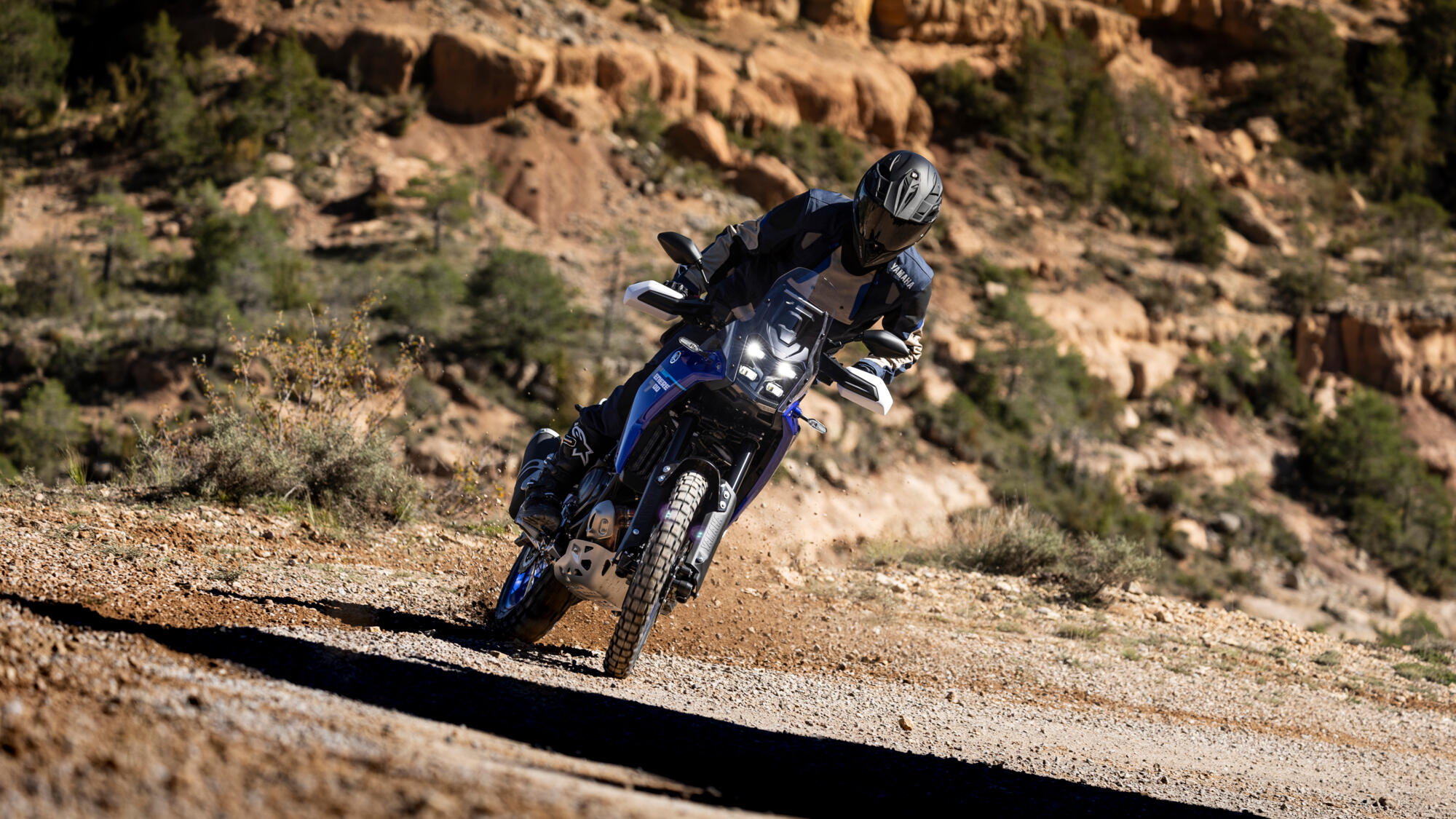 2025-Yamaha-XTZ700-EU-Icon_Blue-Action-0